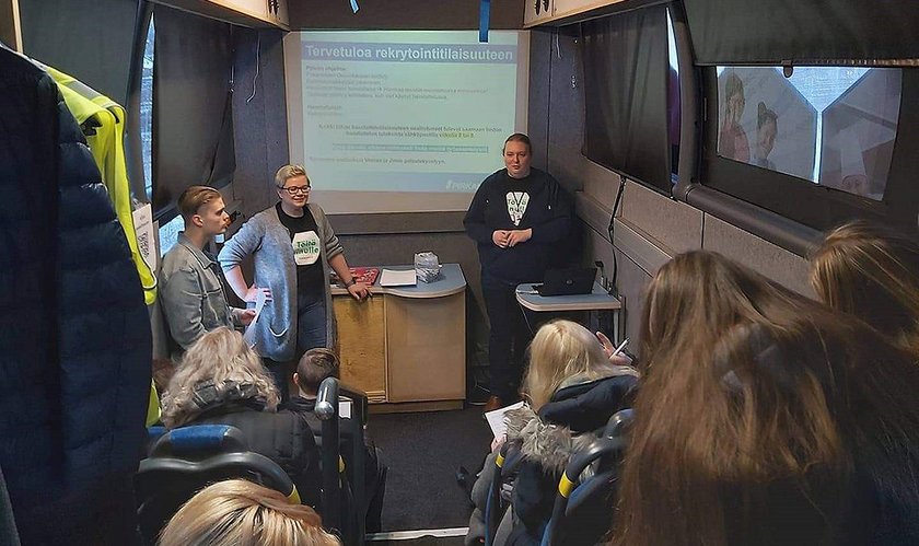 Ennen yksilöhaastatteluja käydään läpi yleistä rekrytointiasiaa bussin perällä olevassa auditoriossa. Ennen yksilöhaastatteluja käydään läpi yleistä rekrytointiasiaa bussin perällä olevassa auditoriossa.