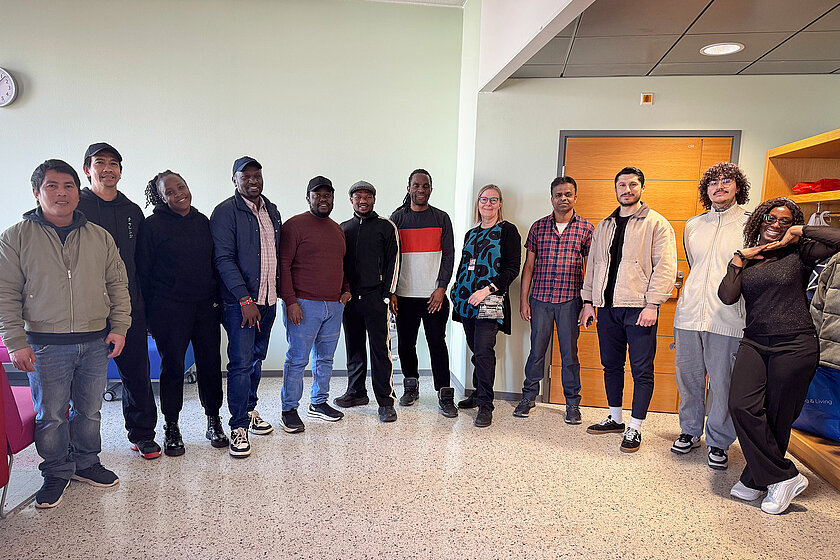 Ryhmä ihmisiä rivissä. 