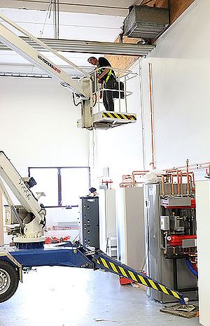 Järjestelmän täyttöjohto kytketään kiinteistön vanhaan kylmävesijohtoon - sattui kulkemaan korkealla. Järjestelmän täyttöjohto kytketään kiinteistön vanhaan kylmävesijohtoon - sattui kulkemaan korkealla.