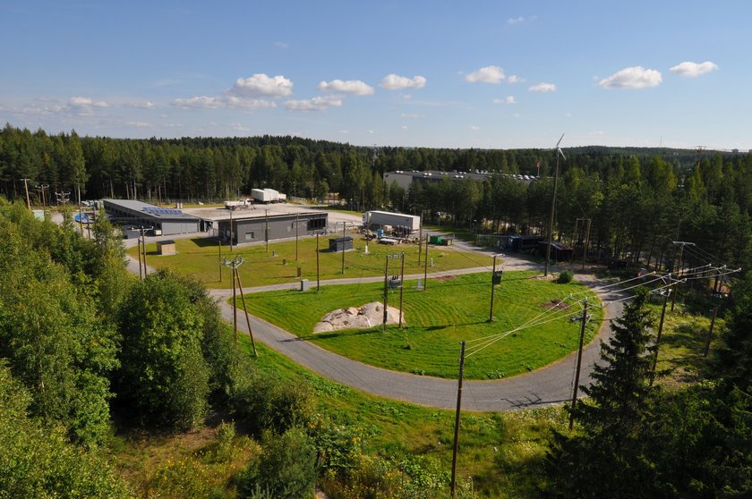 Sähköverkkoalan oppimisympäristön kehittämiseen strategiarahoitusta OKM:ltä. OKM:n strategiarahoituksen ja yritysyhteistyön turvin kehitetään sähköverkkoalan oppimisympäristöä.