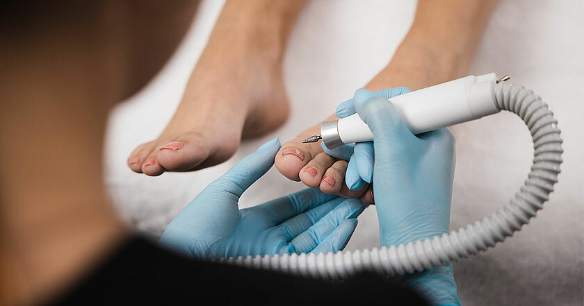 Jalkoja hoidetaan laitteella.