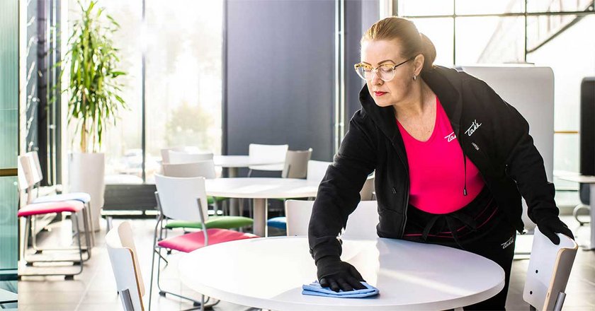 Siivooja työssään. Puhtauspalvelualan tutustumistilausuus.