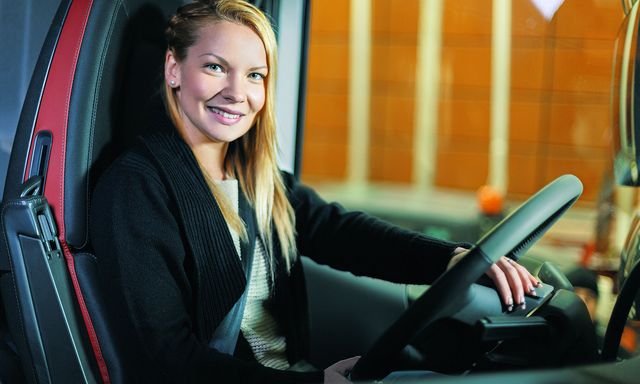 Kuorma-autonkuljettaja ratin takana