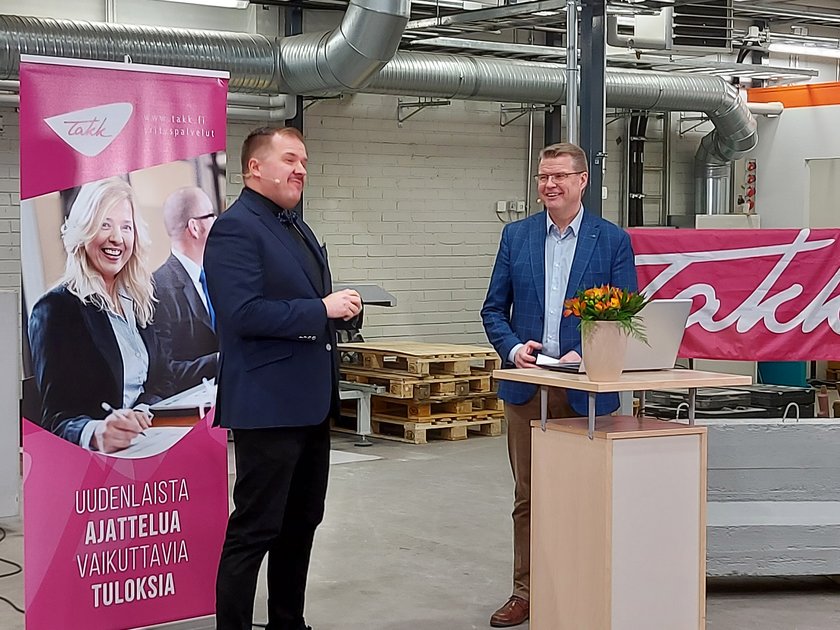 Jani Nieminen ja Antti Eskelinen puhujapöntön ääressä.