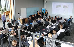 POP-valmennuksen kehittämistehtävillä päästään kehittämään toimintaa monesta eri näkökulmasta. Se näkyy arjen työn sujuvuutena. Opiskelijat ja työnantajan edustajat luentotilassa koulutuksen päätöspäivässä.