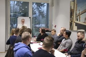 Raskoneen liiketoimintajohtaja Tapani Riihijärvi kiitteli Innolinkkiä ja TAKKia hyvin sujuneesta yhteistyöstä ja opiskelijoita aktiivisuudesta ja hyvästä työstä. Raskoneen liiketoimintajohtaja Tapani Riihijärvi kiitteli Innolinkkiä ja TAKKia hyvin sujuneesta yhteistyöstä ja opiskelijoita aktiivisuudesta ja hyvästä työstä.