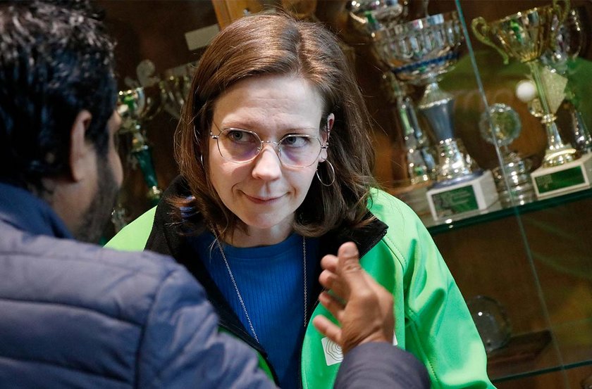 Nainen kuuntelee Loistoduuni-tapahtuman asiakasta.