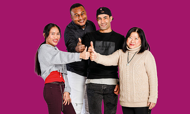 Neljä TAKKin opiskelijaa seisoo ja katsoo hymyillen kameraan.