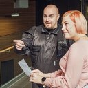 Vartija opastaa asiakasta