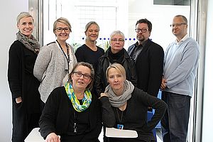 Osa Tampere-talon asiakaspalveluvalmennukseen osallistuneista ehti kiireiltään mukaan yhteiskuvaan kouluttaja Riikka Lammisen (ylh.kesk.) ja esimiestensä Maria Sahlstedtin ja Karoliina Häkkisen kanssa (ylh.vas.) Tampere-talon palveluosaajavalmennuksen osallistujat ja kouluttaja Riikka Lamminen sekä esimiehet Maria Sahlstedt ja Karoliina Häkkinen ryhmäkuvassa.