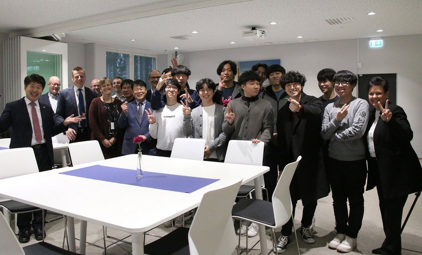 Koulutuksen päätöstilaisuudessa samaan kuvaan asettuivat opiskelijat sekä Daegun opetusviraston ja Etelä-Korean Suomen suurlähetystön edustajat että TAKKilaisia.