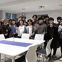 Koulutuksen päätöstilaisuudessa samaan kuvaan asettuivat opiskelijat sekä Daegun opetusviraston ja Etelä-Korean Suomen suurlähetystön edustajat että TAKKilaisia.