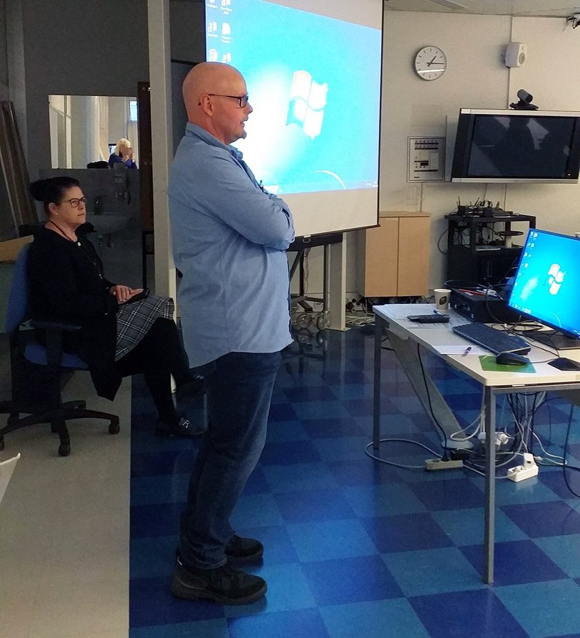 Sairaalahuoltaja Tommi Saarinen kertoi työstään Taysissa. Sairaalahuoltaja Tommi Saarinen kertoi työstään Taysissa.