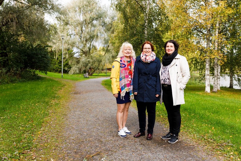 Akaan kotihoidon koulutuspaketti on muotoiltu Armi Hyvösen, Eveliina Kiisken ja Kati Aimosen yhteistyönä.