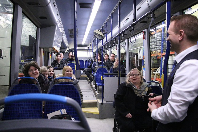 Tampereen kaupungin Vammaisneuvoston esteettömyystyöryhmän edustajat toivat käyttäjäkokemukset mukaan linja-autonkuljettajakoulutukseen.