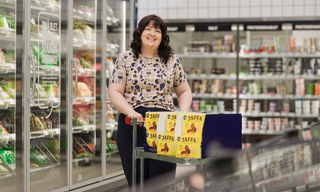 Nainen työskentelee ruokakaupassa.