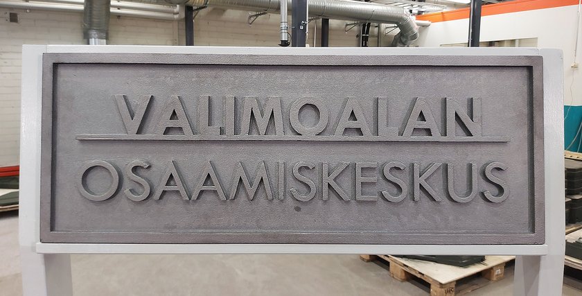 Valimoalan osaamiskeskuksen nimikyltti valettuna.