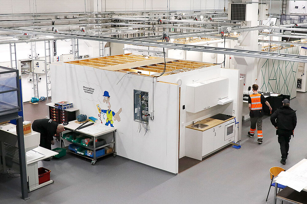 Paritalo on sähköasentajien opiskeluympäristö Paritalo on sähköasentajien opiskeluympäristö TAKKin Sähköhallissa