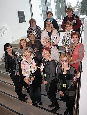Kangasalan kunnan toimistosihteerit eri hallinnonaloilta kehittivät toimistopalveluiden työprosesseja TAKKin Palveluosaajapassi-valmennuksessa. Kangasalan kunnan toimistosihteerit ryhmäkuvassa koulutuksen päätöstilaisuudessa.