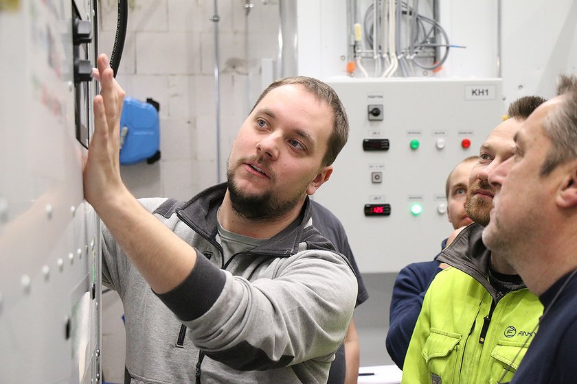 Jetitek Oy:n projektipäällikkö Sami Katajiston kanssa syvennytään kylmäkoneen toimintaan ja huoltoon käytännössä.