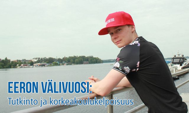 Välivuosiopiskelija nojaa laituriin kaiteeseen