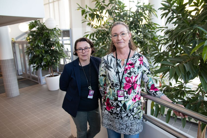 Ekaterina ja Tuija seisovat rappusilla TAKKin valoisassa aulassa, taustalla viherkasveja.