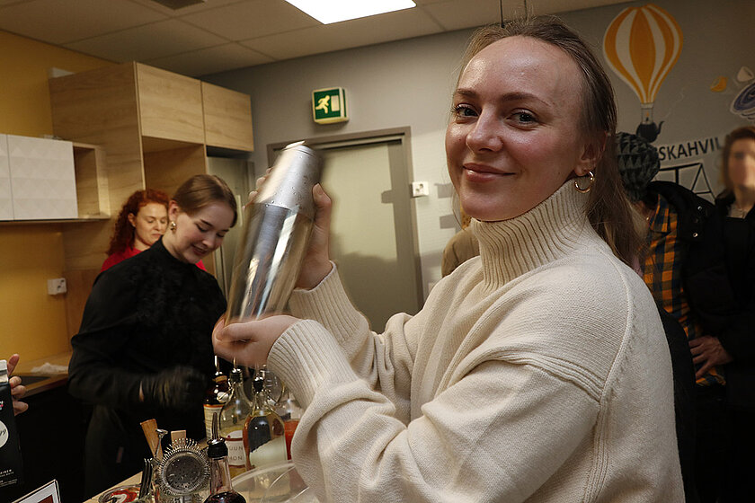 Henkilö sheikkaa blenderiä Loistoduuni-tapahtumassa..