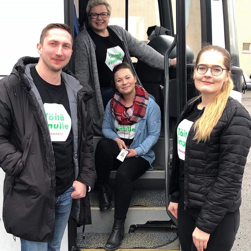 POK:n rekrytoijat haastattelevat hakijat TAKKin kesäduunibussissa. POK:n rekrytoijat haastattelevat kaikki hakijat.