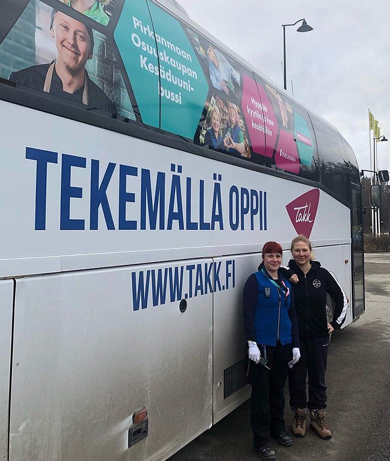 Pirkanmaan Osuuskaupan kesätyökiertue ajetaan TAKKin bussilla. TAKKin bussi kesätyökoertueella.