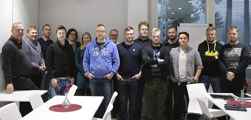 Raskoneelle valmistui ryhmällinen uusia raskaskalustoasentajia. Koulutus toteutettiin Innolinkin, Raskoneen, alueellisten TE-toimistojen ja TAKKin yhteistyönä. Raskoneelle valmistui ryhmällinen uusia raskaskalustoasentajia. Koulutus toteutettiin Innolinkin, Raskoneen, alueellisten TE-toimistojen ja TAKKin yhteistyönä.