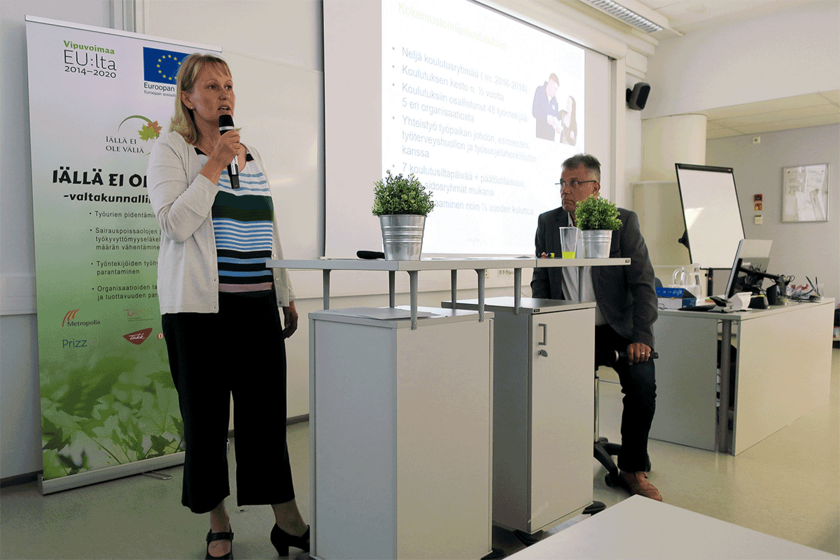Projektipäällikkö Leila Partanen-Salosto ja kouluttaja Petri Karoskoski esittelivät kokemustoimijakoulutuksen tulokset.