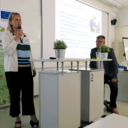 Projektipäällikkö Leila Partanen-Salosto ja kouluttaja Petri Karoskoski esittelivät kokemustoimijakoulutuksen tulokset.