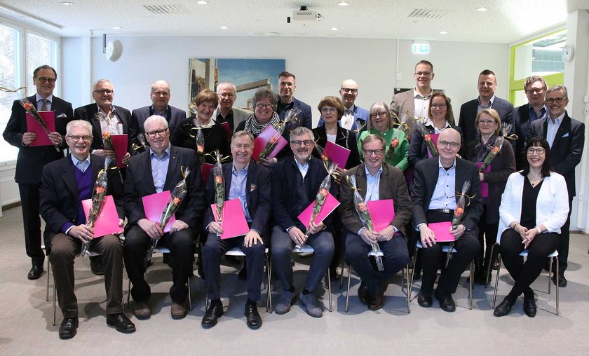 Yli 20 Pirkanmaan Yrityskummit ry:n kummia sai äskettäin yritysneuvojan erikoisammattitutkintotodistuksen TAKKista. Yli 20 Pirkanmaan Yrityskummit ry:n kummia sai äskettäin yritysneuvojan erikoisammattitutkintotodistuksen TAKKista.