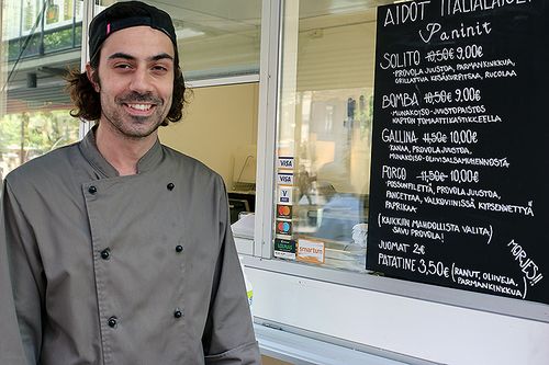 Roberto D'Esposito tarjoilee italialaisia panineja Hämeenkadulla sijaitsevassa Naptossa. Roberto D'Esposito tarjoilee italialaisia panineja Hämeenkadulla sijaitsevassa Naptossa.