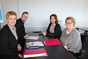 Tampereen teatterin Helena Reilin ja Heikki Ihanamäki olivat tyytyväisiä, että TAKKin Rosa Hyvönen ja Tea Nikkilä suunnittelivat asiakaspalveluvalmennuksen sisällöt työnantajan toiveita kuunnellen. Tampereen teatterin Helena Reilin ja Heikki Ihanamäki sekä TAKKin Rosa Hyvönen ja Tea Nikkilä.