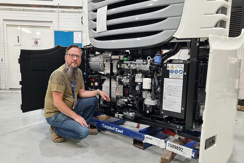 Mika kyykistyneenä kylmäkoneen eteen.