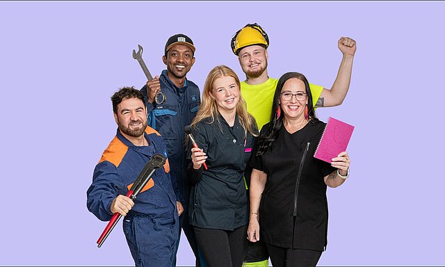 Viisi TAKKin opiskelijaa eri alojen ammattivaatteissa seisoo ja katsoo hymyillen.