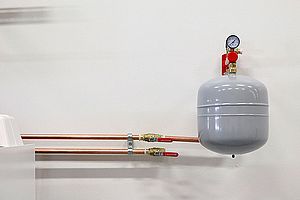 Paisuntasäiliö palvelee useampaa lämpöpumppua. Paisuntasäiliö palvelee useampaa lämpöpumppua.