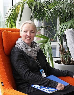 Aulapalvelutiimissä työskentelevä Mari Lehtovaara on tyytyväinen, että valmennuksessa tehtyyn palvelukäsikirjaan saatiin sanoitettua hiljaista tietoa. Tampere-talon aulapalvelutiimin Mari Lehtovaara.
