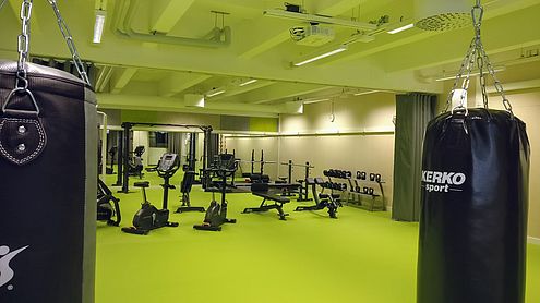 Liikuntatilassa on monipuoliset laitteet ja välineet. Liikuntatilassa on monipuoliset laitteet ja välineet.