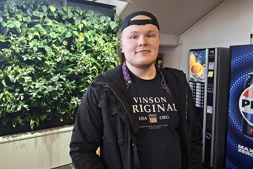 Henkilö hymyilee lippis päässä Loistoduuni-tapahtumassa.