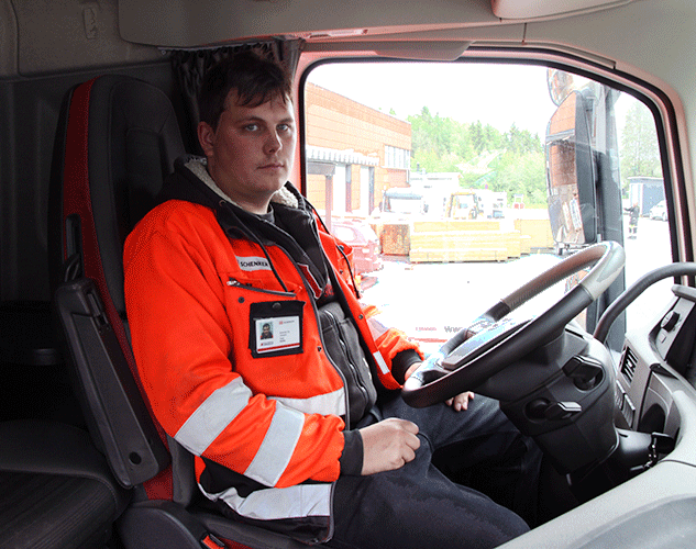 Tomi Mattila suoritti logistiikan perustutkinnon ja sai yhdistelmäajoneuvonkuljettajan pätevyyden.