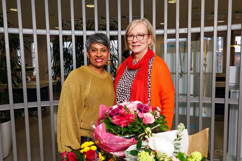 Kaksi naista TAKKin tulkkauskoulutusten juhlassa.