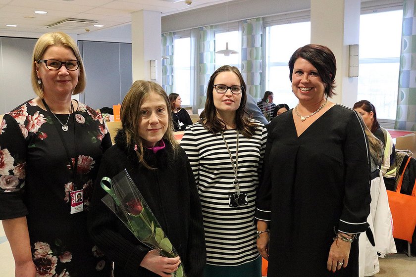 Kouluttaja Sanna Salminen, stipendillä palkittu opiskelija Marjo Peltonen sekä tiimiesimies Helinä Rajala ja aluepäällikkö Susanna Moilanen Med Groupilta. Onni hoiva koulutti TAKKin kanssa ryhmällisen henkilökohtaisia avustajia oppisopimuksella.