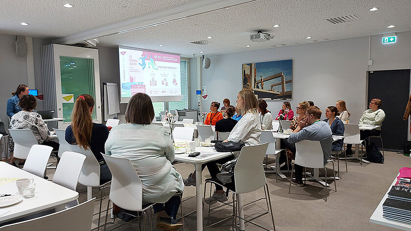 Välinehuoltoalan yhteistyöfoorumin osallistujia istumassa pöytien ääressä.
