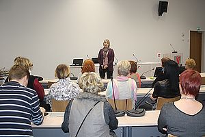 Kangasalan kunnanjohtajan tervehdyksen valmennuksen päätöstilaisuuteen Kangasala-talolla toi johdon sihteeri Marja Mielonen. Kangasalan kapunginjohtajan Marja Mielonen pitää puhetta koulutuksen päätöstilaisuudessa.
