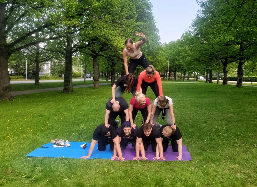 Tampereen urheilijahierojakoulun opiskelijoiden ihmispyramidi puistossa.