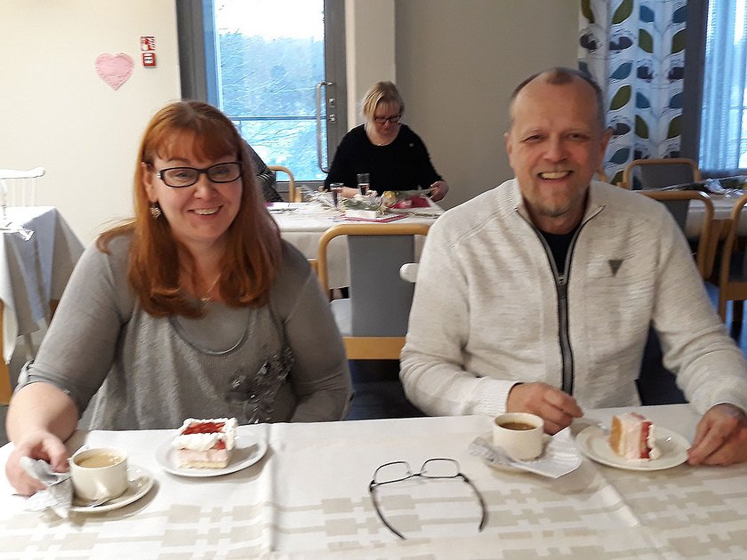 Kouluttajat Anu Erkinheimo ja Jari Laine yhdistivät koulutukseen sosiaali- ja terveysalan sekä turvallisuusalan osaamisensa.