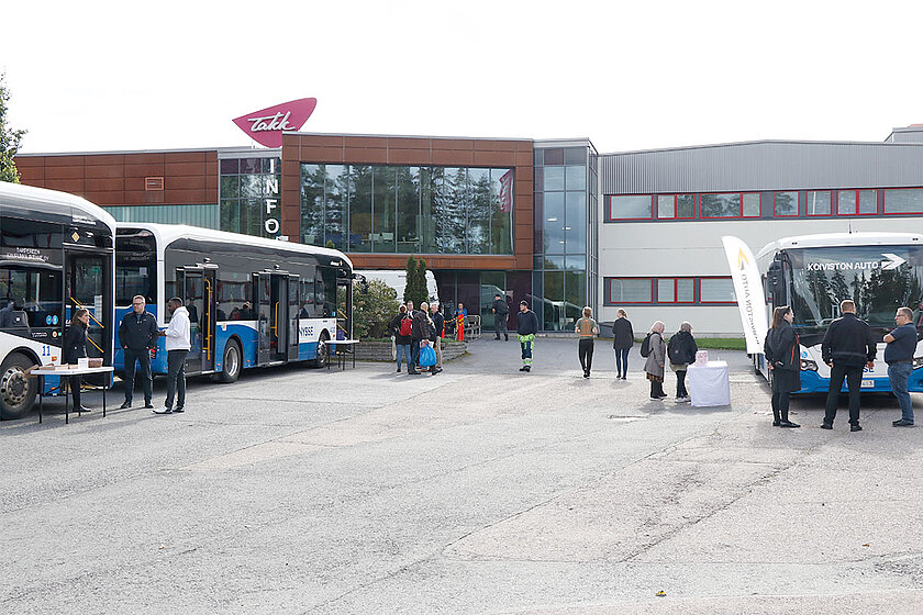 Linja-autoja ajettuna TAKKin Nirvan kampuksen edustalle. 