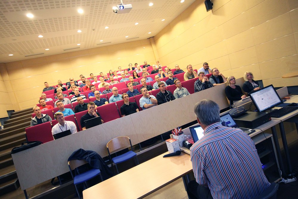 Carunan sähköverkonsuunnittelukoulutus auditoriossa